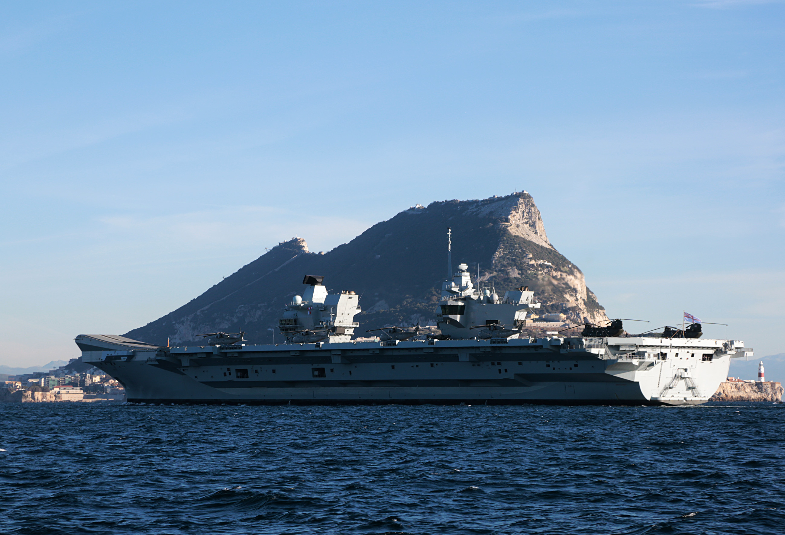 Portaaviones HMS Queen Elizabeth llegando a Gibraltar. Imagen tomada desde uno de los buques de apoyo (via Royal Navy) (22).jpg